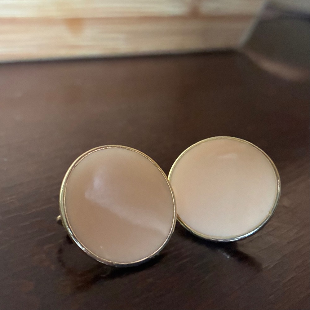Vintage ART Signed Cream Enamel Gold Rim Oval Clip On Earrings 1950s Mid Century - Picture 10 of 10